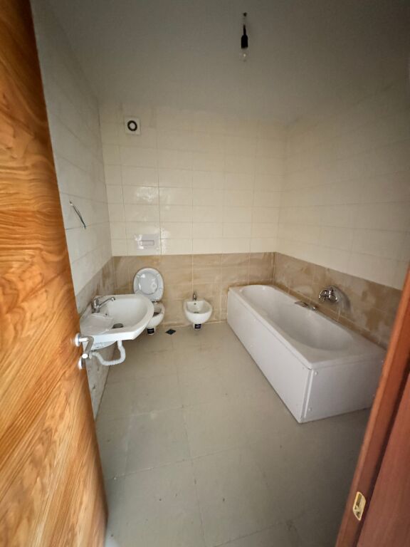 Office 4+1+2 for rent, near Ish Blloku