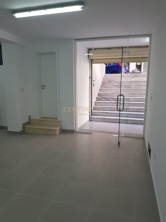 Ambient Komercial per Shitje tek Komuna e Parisit