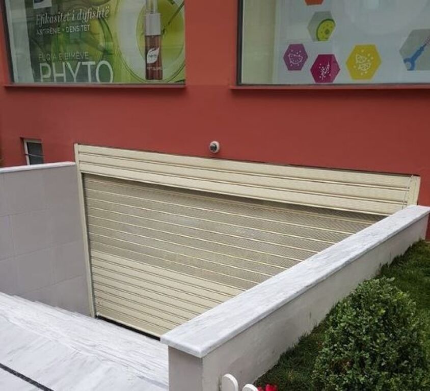 Ambient Komercial per Shitje tek Komuna e Parisit