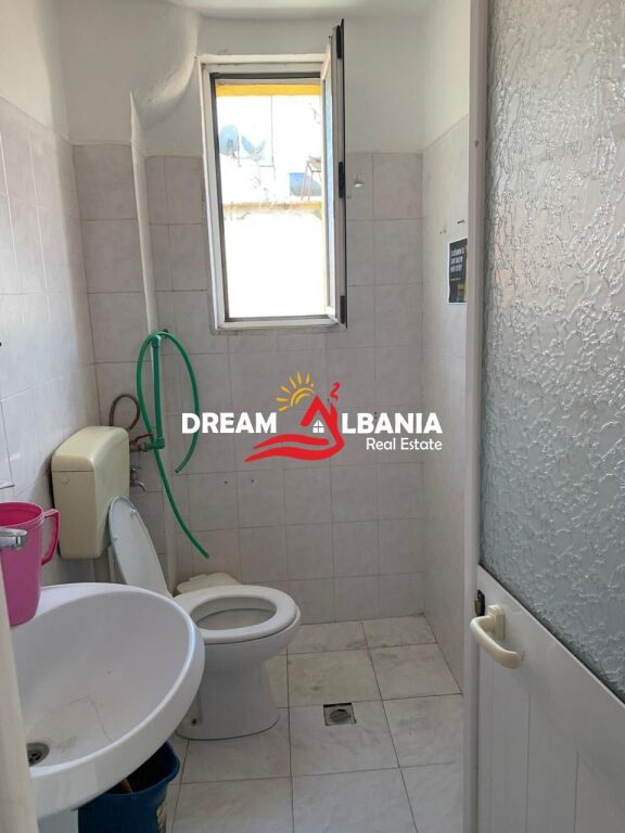 Locale commerciale (Appartamento 3+1) in affitto nella zona di 21 Dhjetorit a Tirana (ID 4239091)