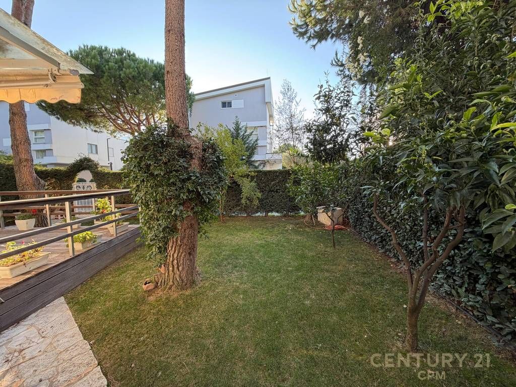 Appartamento 2+1 con cortile in vendita a Gjiri i Lalezit!