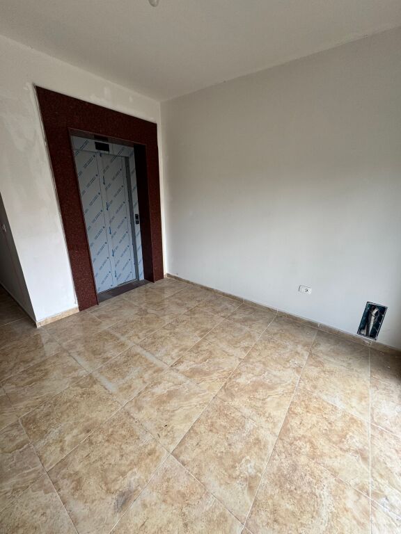 Office 4+1+2 for rent, near Ish Blloku