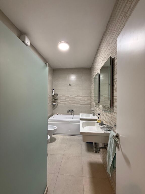🏠IN AFFITTO Appartamento 3+1+2+Deposito+Balcone 📍Centro, Via Kavaja  🏢2° piano, palazzo nuovo con 2 ascensori 🛋L'ingresso è arredato 💶 Prezzo: 1800€  ✨L'appartamento è arredato in modo comodo &amp; moderno  •Si organizza in:  -Salone &amp; Cucina -Corridoio distributivo  -3 Camere da letto -2 Bagni -Balcone  🛋️Completamente arredato,  