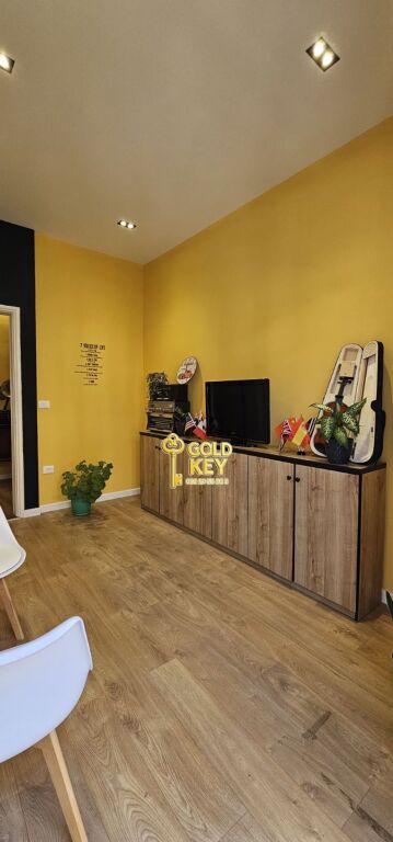 🏢 UFFICIO VUOTO IN AFFITTO SOPRA L'UFFICIO GOLD KEY CENTRO DURRËS