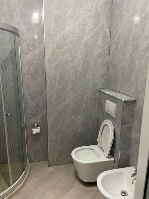 🏡 JEPET ME QERA APARTAMENT 1+1 – RRUGA E SARAÇEVE (QENDËR)