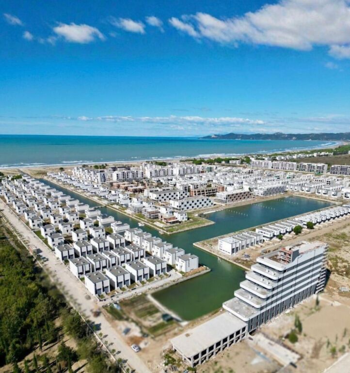 Super Villa for Sale with Pool in Lalëz Bay – Turquoise Marina 🌊