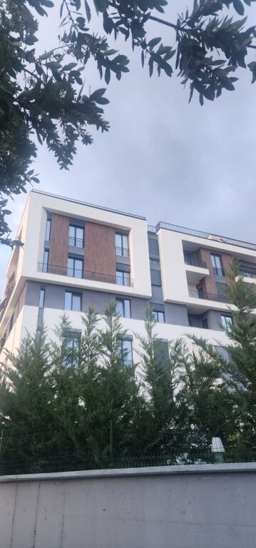 Apartament në shitje 2+1 me ballkon – Rezidenca Relux, Shkozë