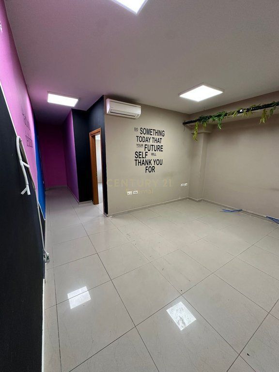 JEPET ME QERA AMBIENT KOMERCIAL 300M2 TEK KOMPLEKSI HALILI