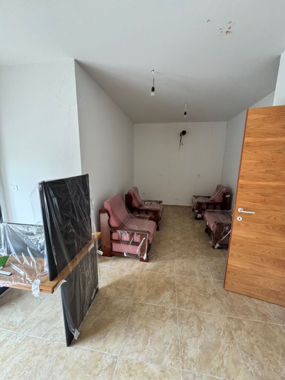 🏢 JEPET ME QERA AMBIENT BIZNESI (ZYRA) – PRANË BLLOKUT