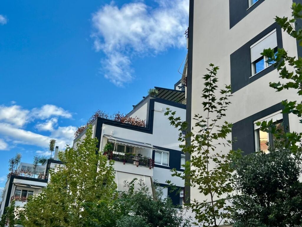 APARTAMENT ME QIRA 2+1+2 me 2 poste parkimi , LIQENI I THATE