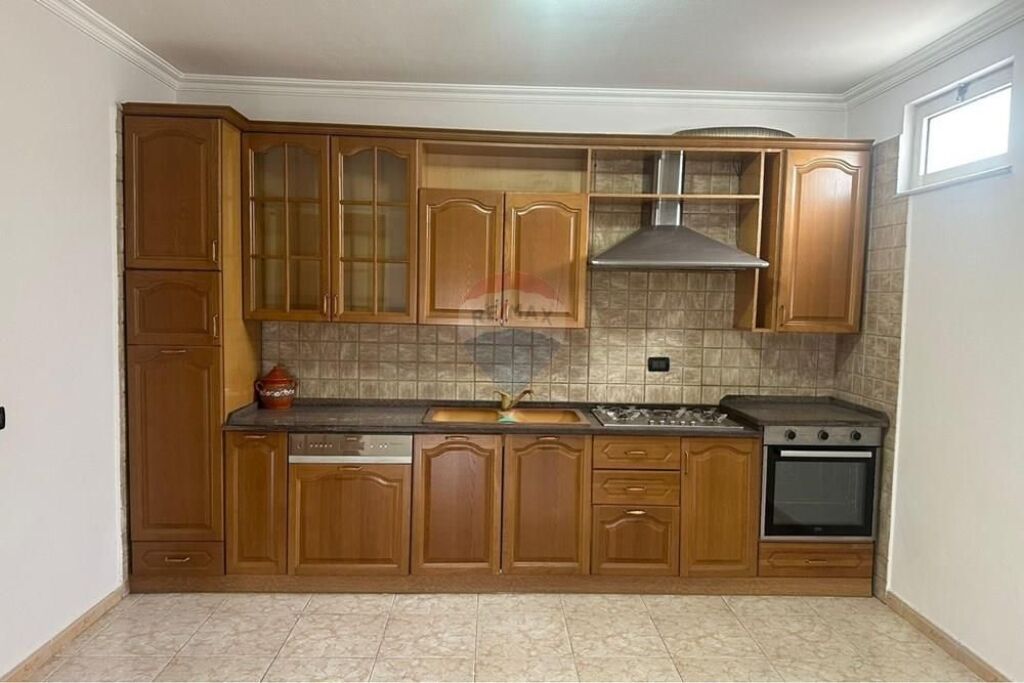 Apartment 3+1 for rent Pazari Ri