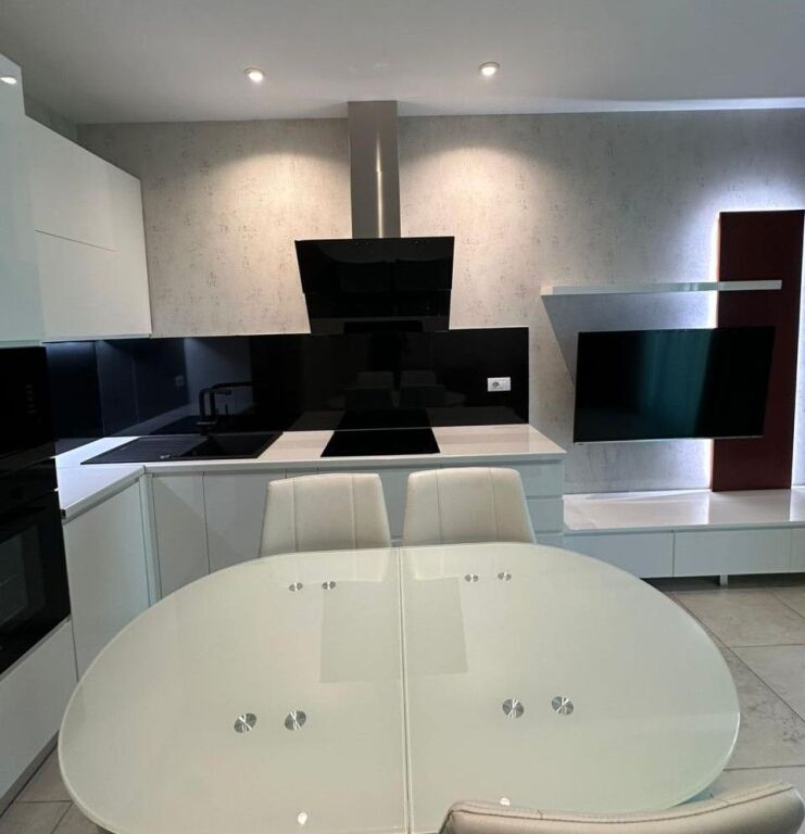 Jepet me qera apartament 2+1 tek Ambasador 3 + Gaderob