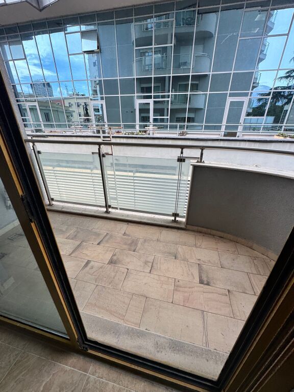 🏢 JEPET ME QERA AMBIENT BIZNESI (ZYRA) – PRANË BLLOKUT