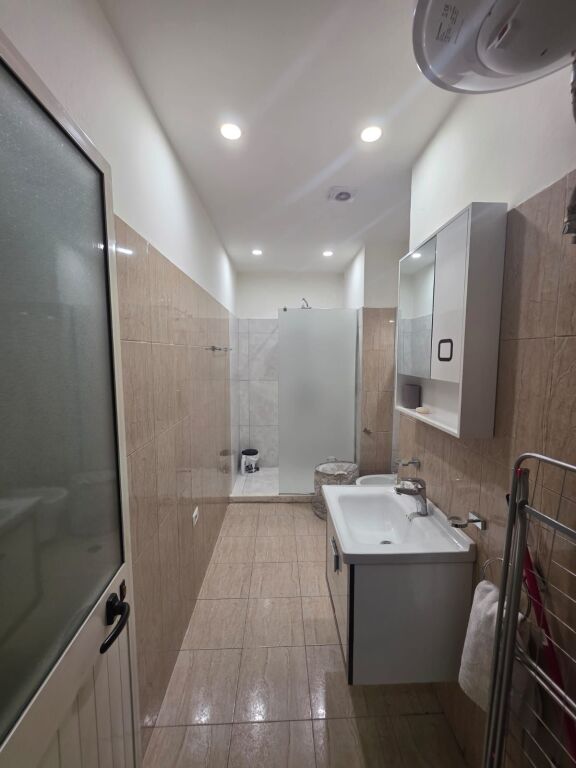 🏡 JEPET ME QERA APARTAMENT 1+1 – QENDËR (PËRBALLË TIRANA PARKING) .