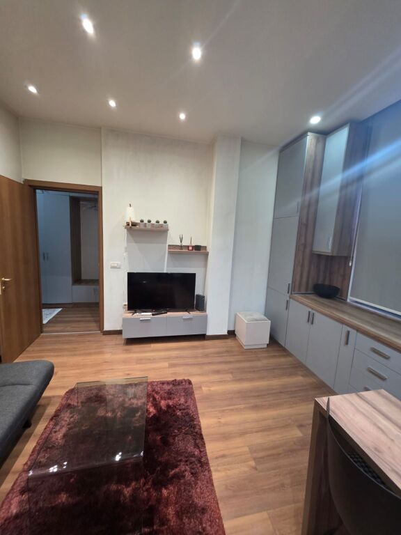 🏡 JEPET ME QERA APARTAMENT 1+1 – QENDËR (PËRBALLË TIRANA PARKING) .