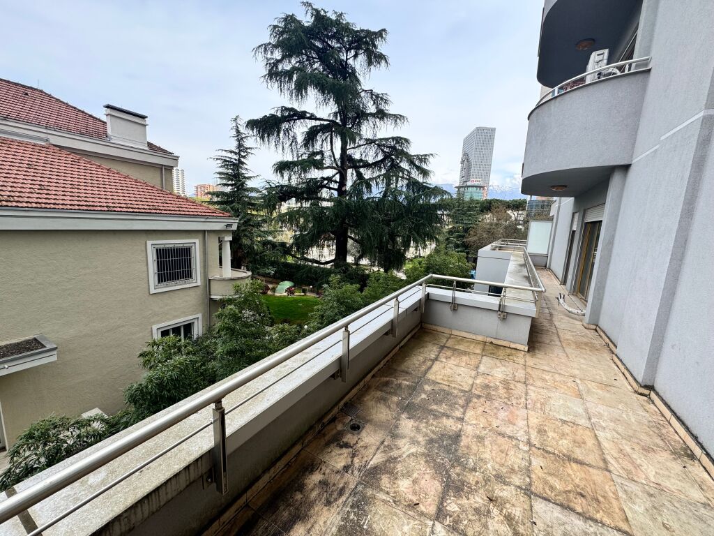 Office 4+1+2 for rent, near Ish Blloku