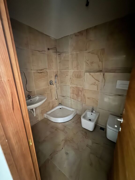 🏢 JEPET ME QERA AMBIENT BIZNESI (ZYRA) – PRANË BLLOKUT