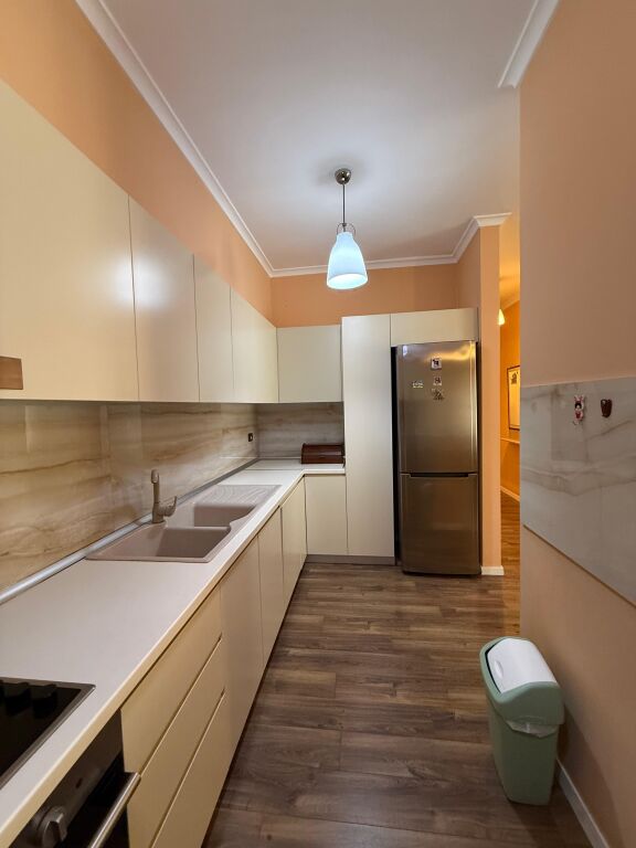 🏠IN AFFITTO Appartamento 3+1+2+Deposito+Balcone 📍Centro, Via Kavaja  🏢2° piano, palazzo nuovo con 2 ascensori 🛋L'ingresso è arredato 💶 Prezzo: 1800€  ✨L'appartamento è arredato in modo comodo &amp; moderno  •Si organizza in:  -Salone &amp; Cucina -Corridoio distributivo  -3 Camere da letto -2 Bagni -Balcone  🛋️Completamente arredato,  