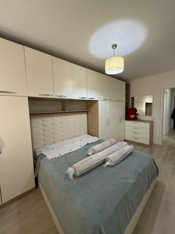 Jepet me qera apartament 2+1 tek Bulevardi i Ri