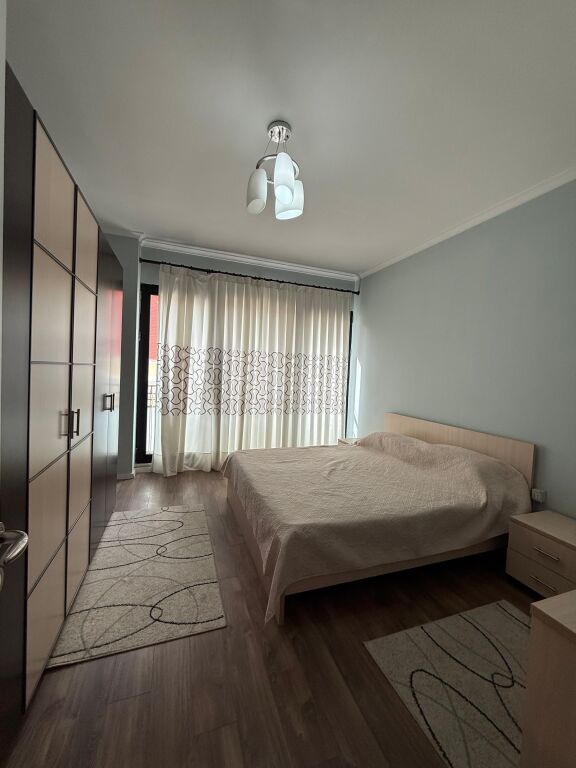 🏠IN AFFITTO Appartamento 3+1+2+Deposito+Balcone 📍Centro, Via Kavaja  🏢2° piano, palazzo nuovo con 2 ascensori 🛋L'ingresso è arredato 💶 Prezzo: 1800€  ✨L'appartamento è arredato in modo comodo &amp; moderno  •Si organizza in:  -Salone &amp; Cucina -Corridoio distributivo  -3 Camere da letto -2 Bagni -Balcone  🛋️Completamente arredato,  