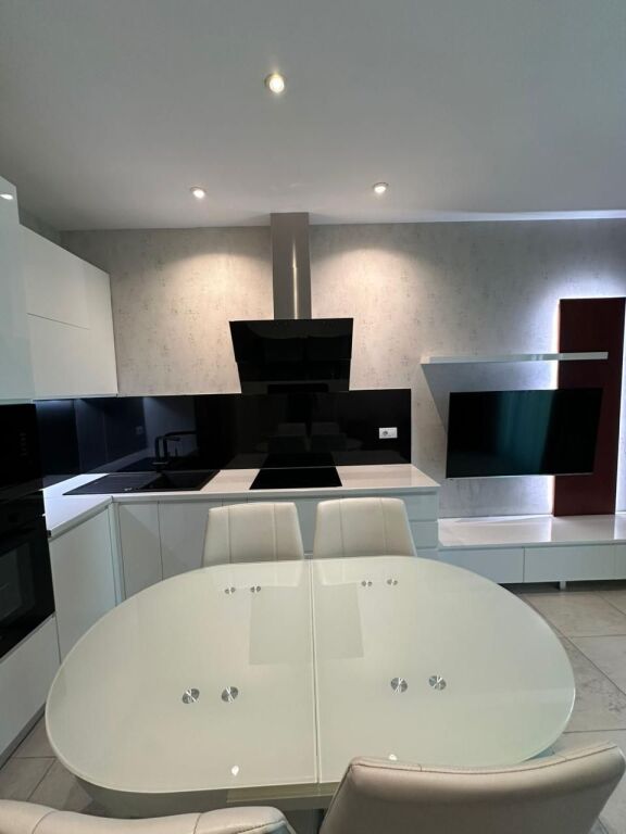 Jepet me Qera Apartament 2+1 tek Ambasador 3
