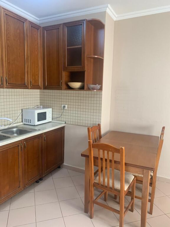 🏡 SHTËPI ME QERA – RRUGA GJON MUZAKA