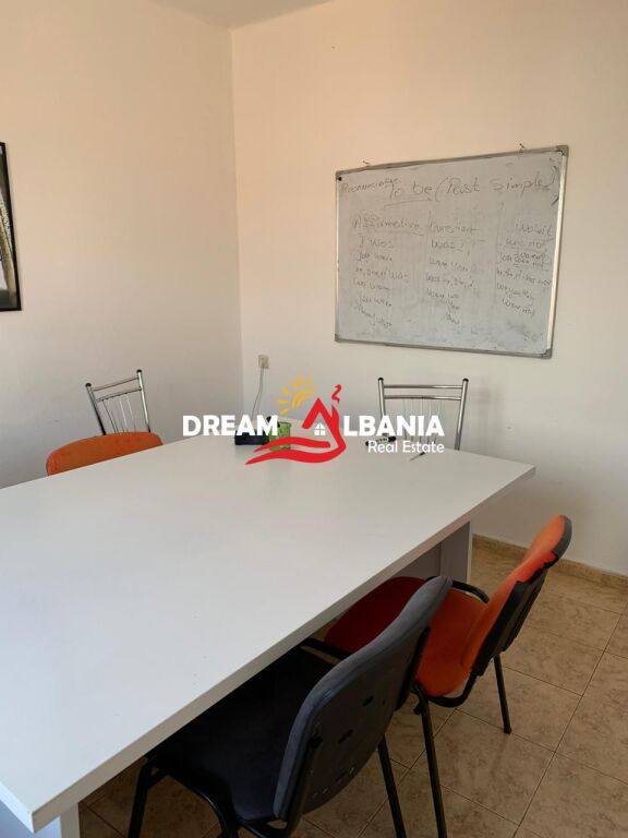 Locale commerciale (Appartamento 3+1) in affitto nella zona di 21 Dhjetorit a Tirana (ID 4239091)