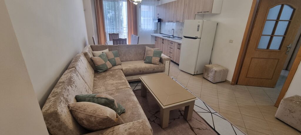 Astir, di fronte al complesso Molla, è in affitto un appartamento 2+1+2+2 con balcone arredato.