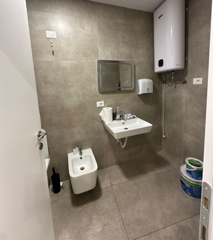 🏢 Spazio Ufficio in Affitto – Lake View Residence