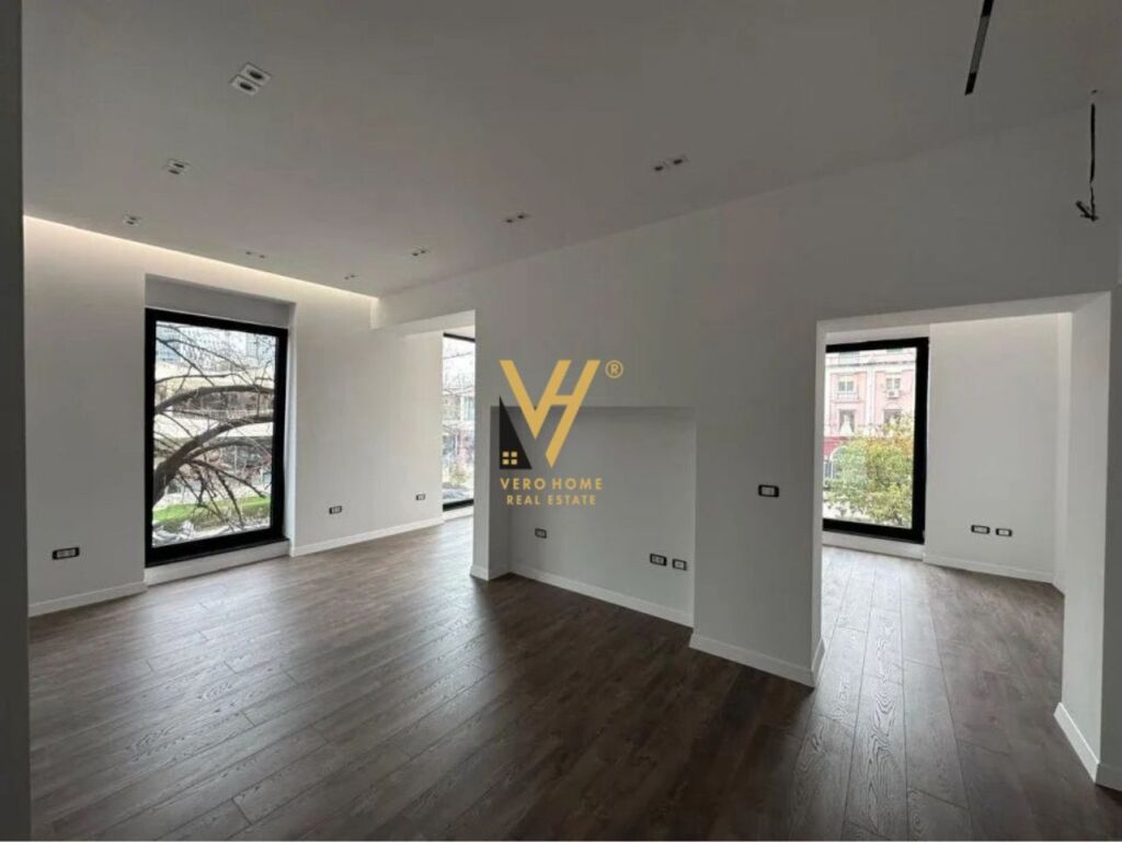 BUSINESS PREMISES 76 M2 FOR RENT IN CENTER 2,000 EURO