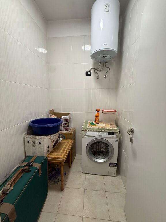 🏠IN AFFITTO Appartamento 3+1+2+Deposito+Balcone 📍Centro, Via Kavaja  🏢2° piano, palazzo nuovo con 2 ascensori 🛋L'ingresso è arredato 💶 Prezzo: 1800€  ✨L'appartamento è arredato in modo comodo &amp; moderno  •Si organizza in:  -Salone &amp; Cucina -Corridoio distributivo  -3 Camere da letto -2 Bagni -Balcone  🛋️Completamente arredato,  