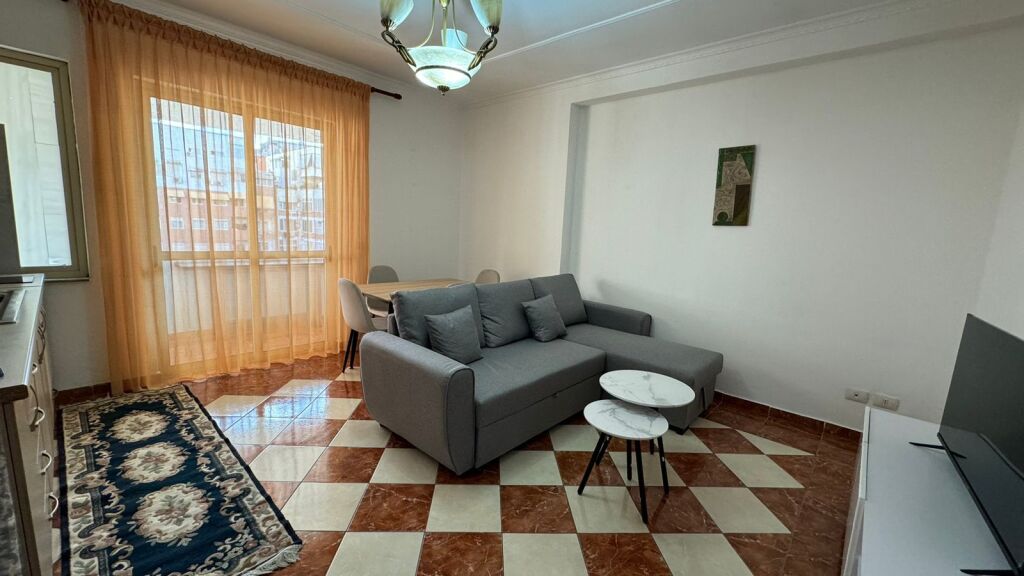 Apartament 2+1 per qira te Komuna e Parisit