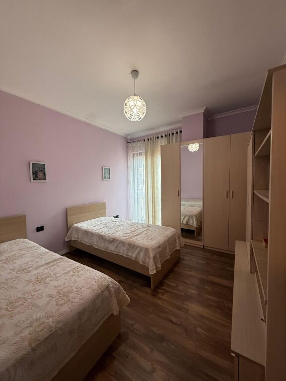 🏠IN AFFITTO Appartamento 3+1+2+Deposito+Balcone 📍Centro, Via Kavaja  🏢2° piano, palazzo nuovo con 2 ascensori 🛋L'ingresso è arredato 💶 Prezzo: 1800€  ✨L'appartamento è arredato in modo comodo &amp; moderno  •Si organizza in:  -Salone &amp; Cucina -Corridoio distributivo  -3 Camere da letto -2 Bagni -Balcone  🛋️Completamente arredato,  