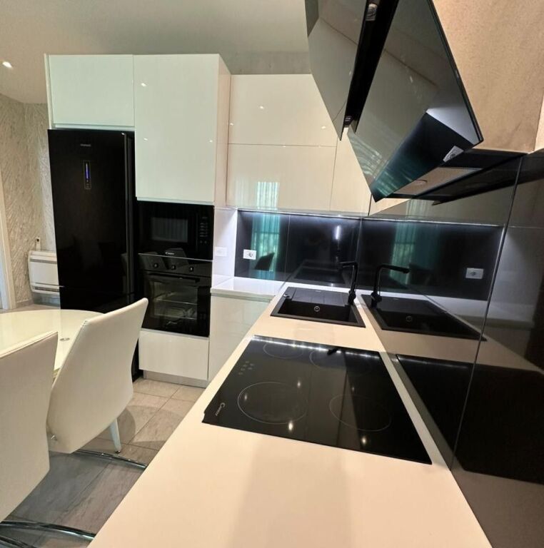 Jepet me qera apartament 2+1 tek Ambasador 3 + Gaderob