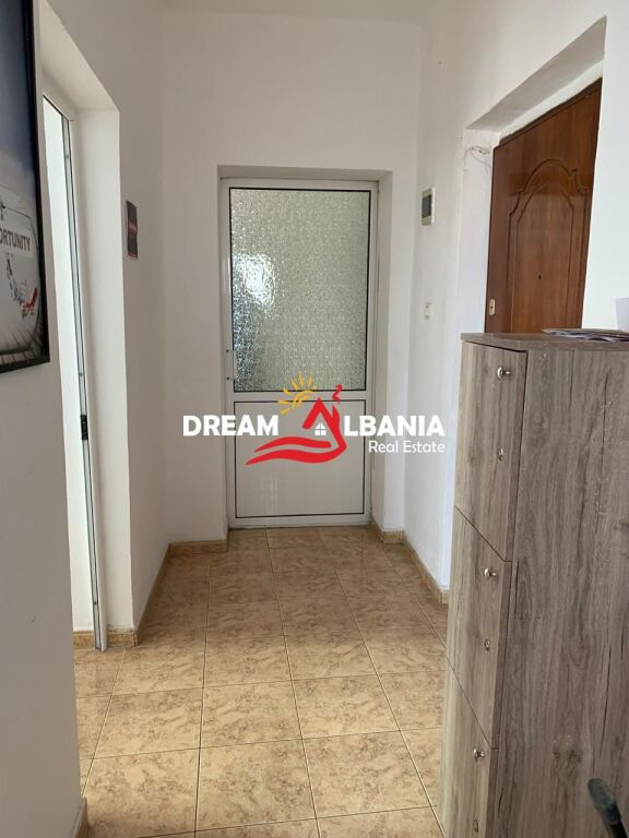 Locale commerciale (Appartamento 3+1) in affitto nella zona di 21 Dhjetorit a Tirana (ID 4239091)