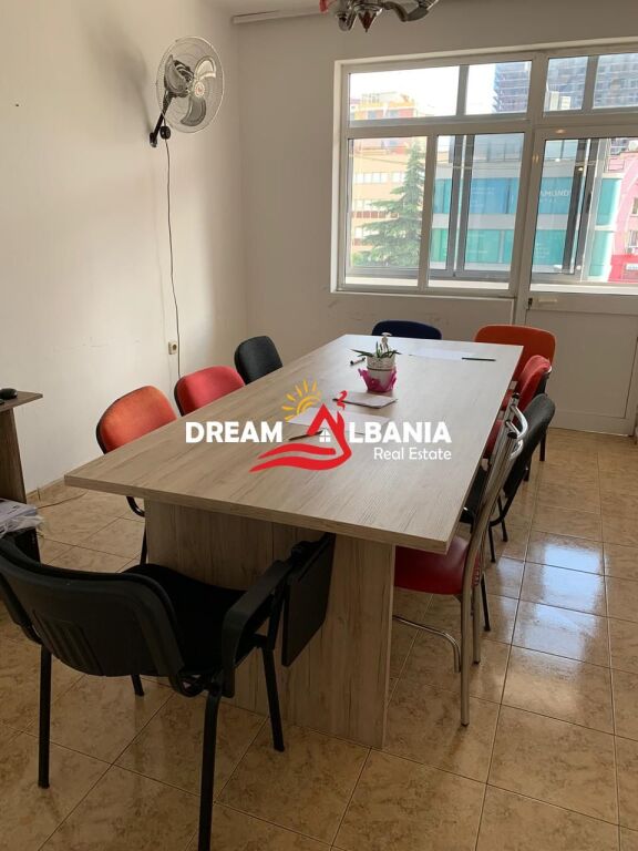Locale commerciale (Appartamento 3+1) in affitto nella zona di 21 Dhjetorit a Tirana (ID 4239091)