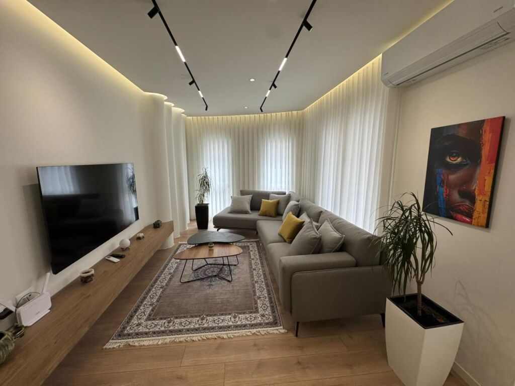 JEPET ME QERA 2+1+2 –  📍 Zogu i Zi 💰 1000 € (i diskutueshëm)