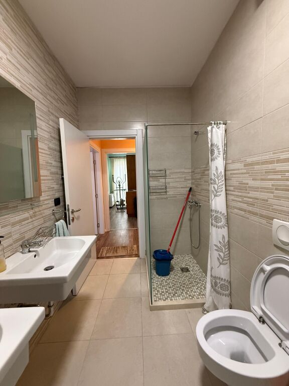 🏠IN AFFITTO Appartamento 3+1+2+Deposito+Balcone 📍Centro, Via Kavaja  🏢2° piano, palazzo nuovo con 2 ascensori 🛋L'ingresso è arredato 💶 Prezzo: 1800€  ✨L'appartamento è arredato in modo comodo &amp; moderno  •Si organizza in:  -Salone &amp; Cucina -Corridoio distributivo  -3 Camere da letto -2 Bagni -Balcone  🛋️Completamente arredato,  
