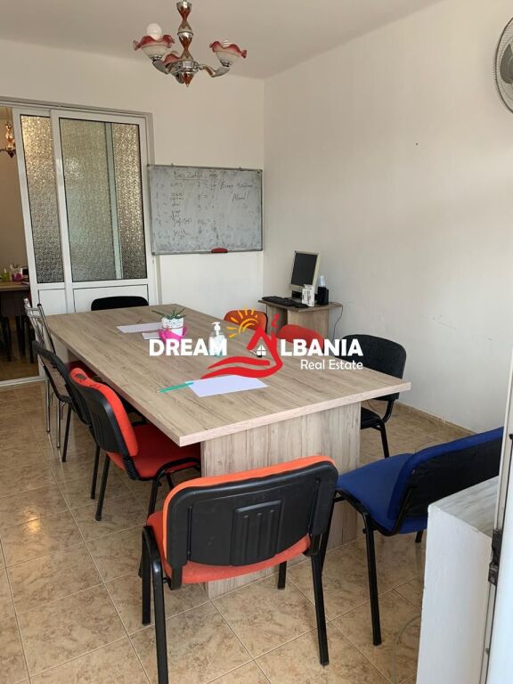 Locale commerciale (Appartamento 3+1) in affitto nella zona di 21 Dhjetorit a Tirana (ID 4239091)