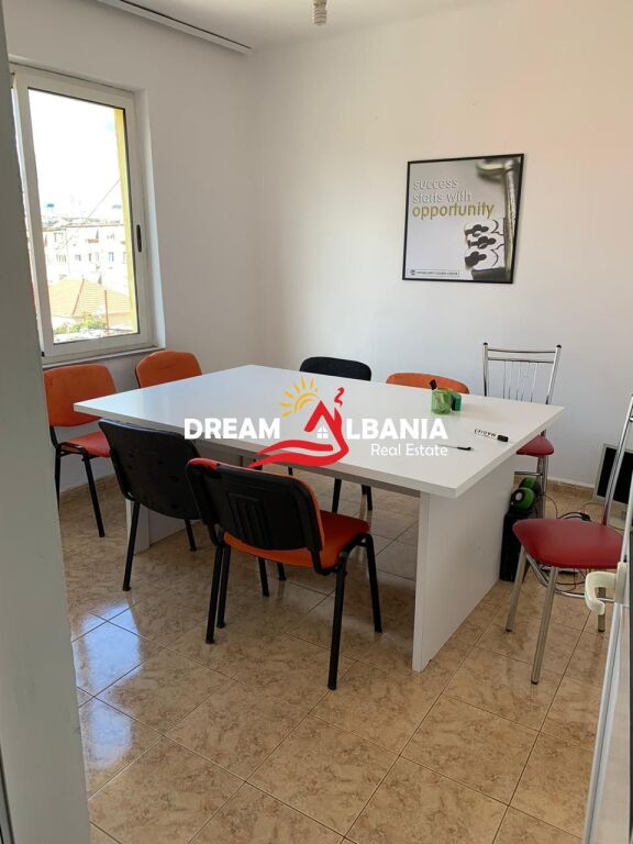 Locale commerciale (Appartamento 3+1) in affitto nella zona di 21 Dhjetorit a Tirana (ID 4239091)