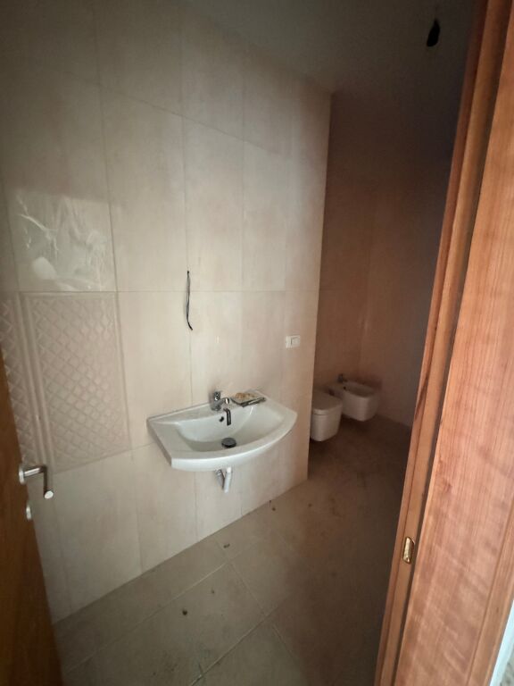 Office 4+1+2 for rent, near Ish Blloku