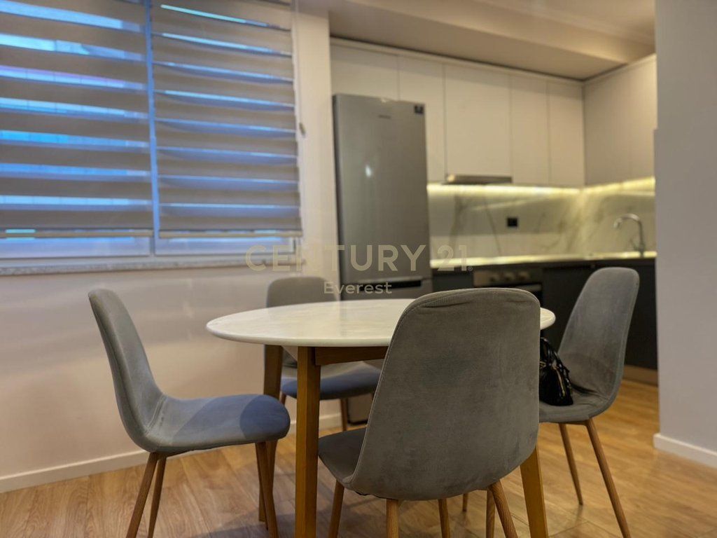 RRUGA E DURRËSIT – APARTAMENT 2+1 ME QIRA PRANË HOTEL COLOSSEO!