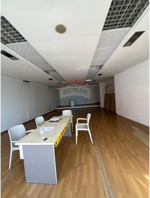BUSINESS PREMISES IN CENTER!
