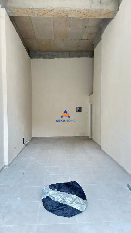 LOCALE COMMERCIALE IN AFFITTO 30M2 "PAZARI I RI" 100.000 LEKE