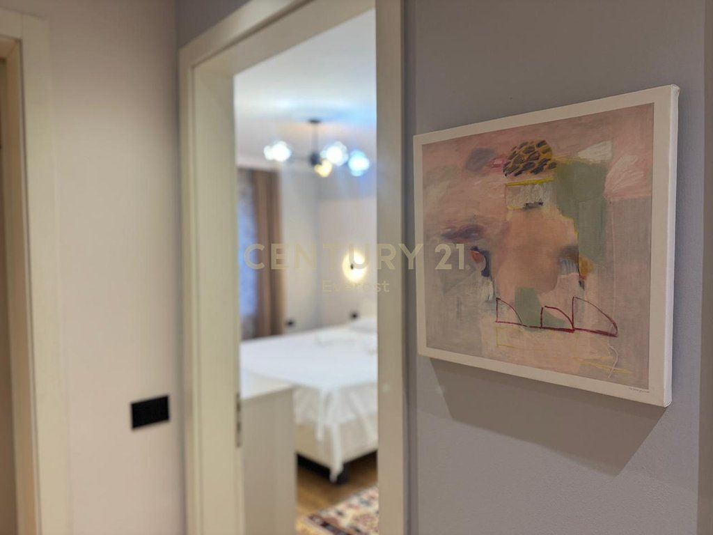 RRUGA E DURRESIT, APARTAMENT 2+1 ME QIRA!