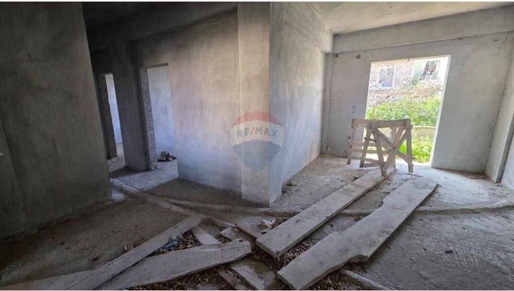 🏡 3-storey Villa for Sale – 24 Maji Neighborhood, Vlora