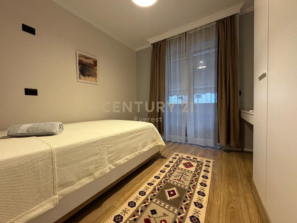 RRUGA E DURRESIT, APARTAMENT 2+1 ME QIRA!