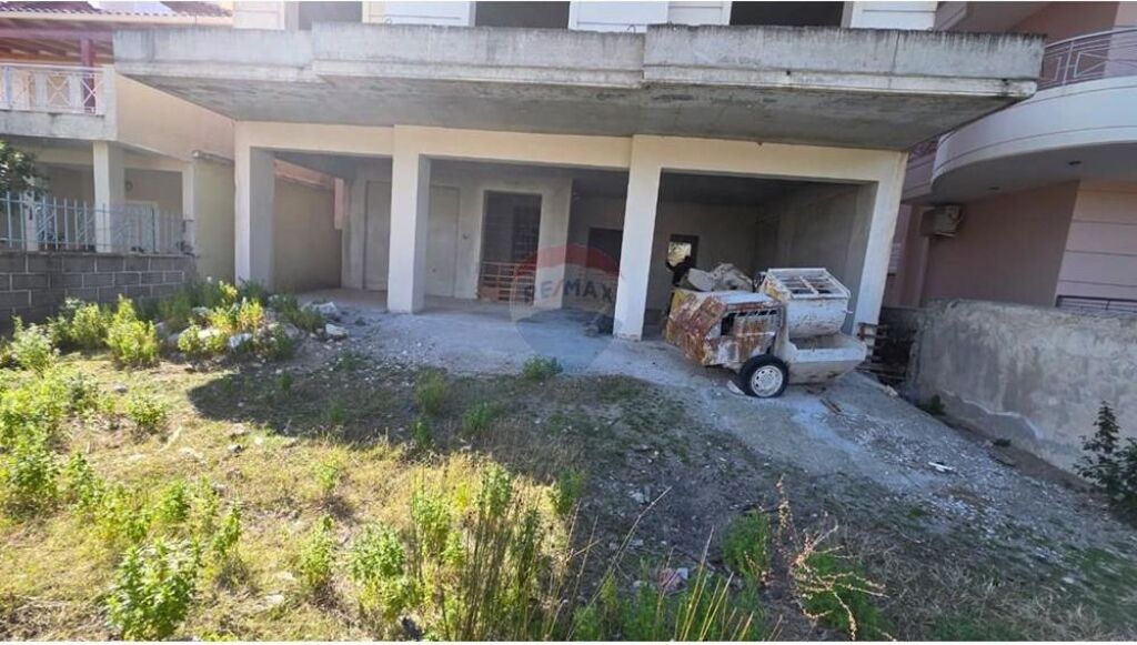🏡 3-storey Villa for Sale – 24 Maji Neighborhood, Vlora