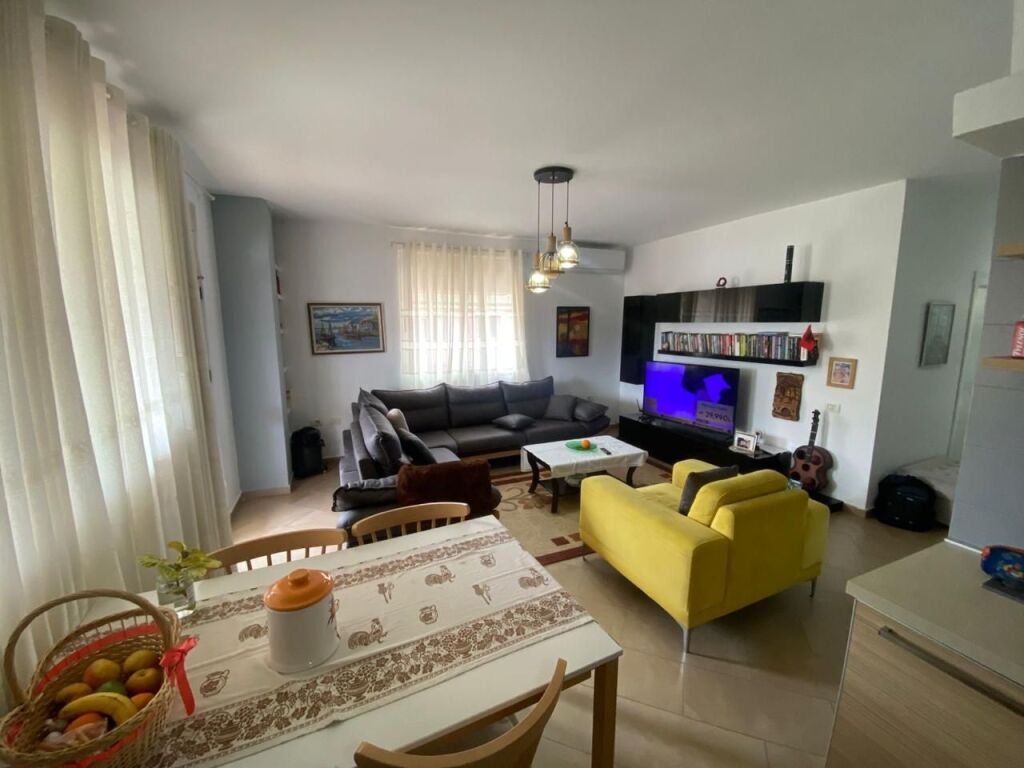 Apartament 2+1 + 3 ballkone per shitje tek Eleonora