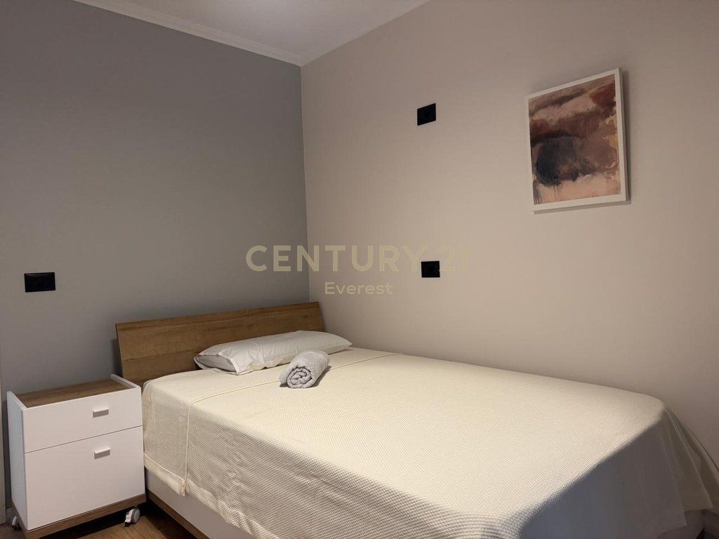 RRUGA E DURRËSIT – APARTAMENT 2+1 ME QIRA PRANË HOTEL COLOSSEO!